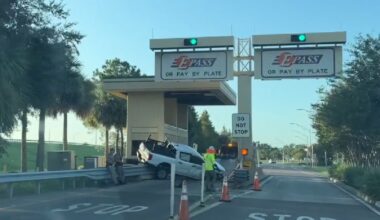 1 hurt after pickup truck crashes into toll booth on SR-417, FHP says
