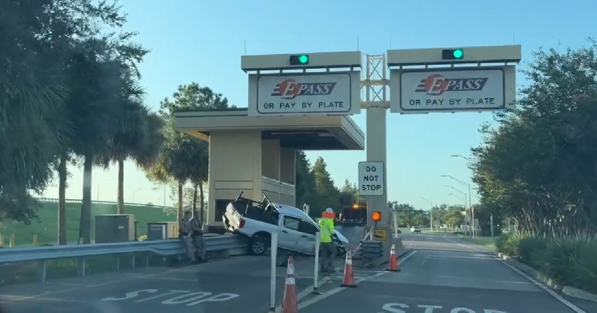 1 hurt after pickup truck crashes into toll booth on SR-417, FHP says