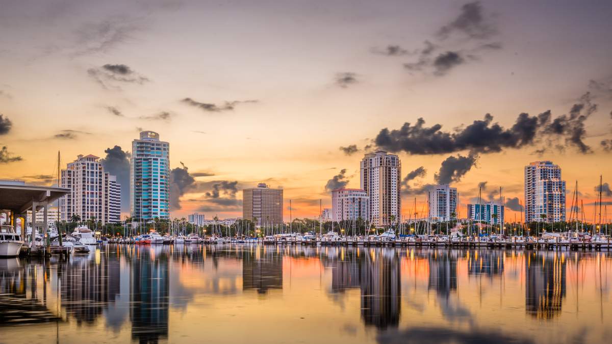 Man’s Body Found Floating Near St. Pete Pier | NewsRadio WIOD