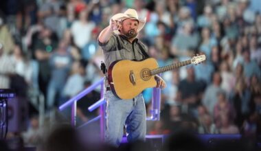 Garth Brooks sells out two Orlando shows, adds a third