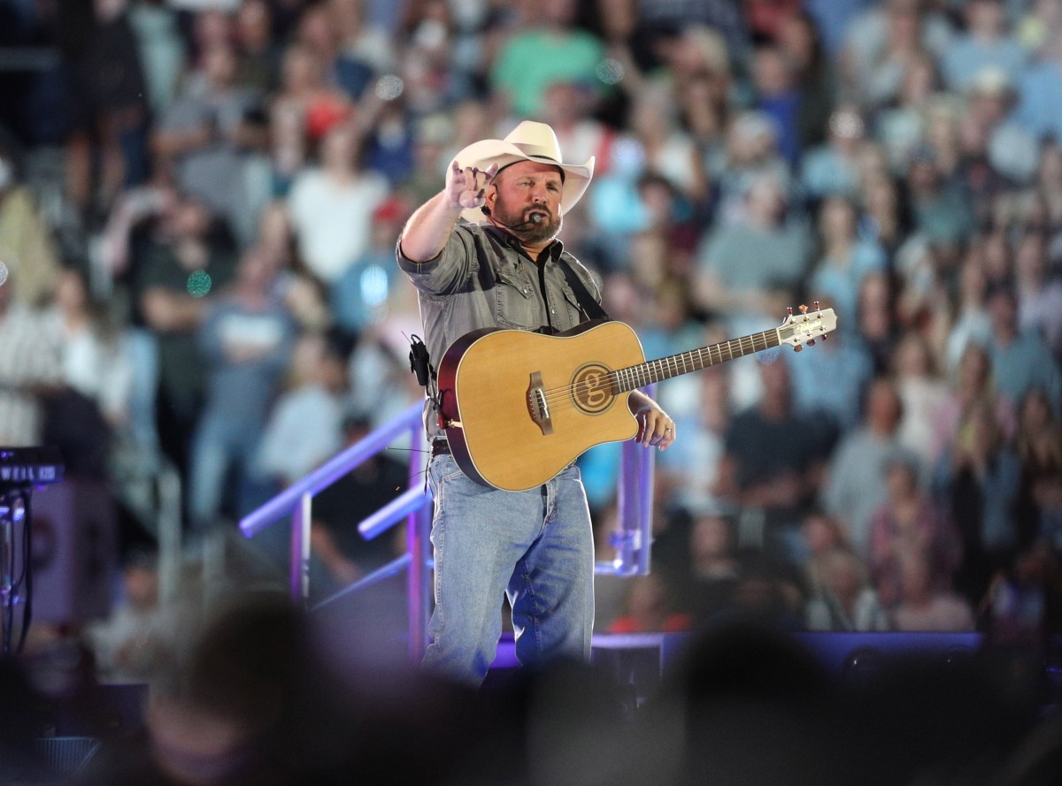 Garth Brooks sells out two Orlando shows, adds a third