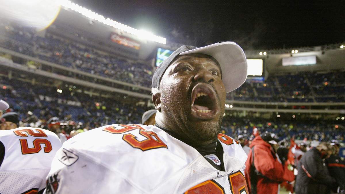 Police: Buccaneer Legend Warren Sapp Disrupts Tampa Council Meeting, Asked to Leave | NewsRadio WFLA