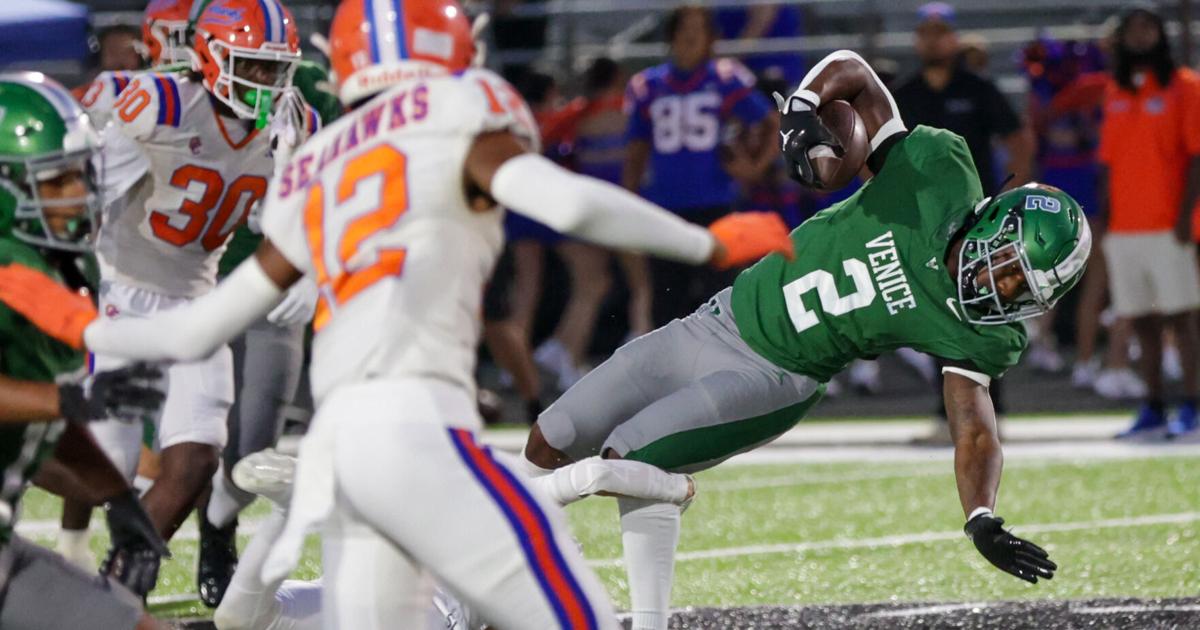 PREP FOOTBALL: Venice sprints past Cape Coral; improves to 5-0 | Sun Preps