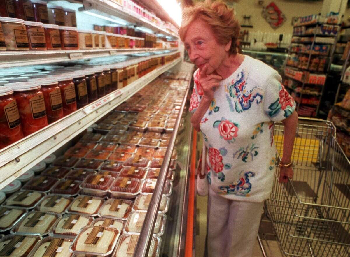 In 1995, longtime Epicure customer Eunice Gordon shops the aisles.
