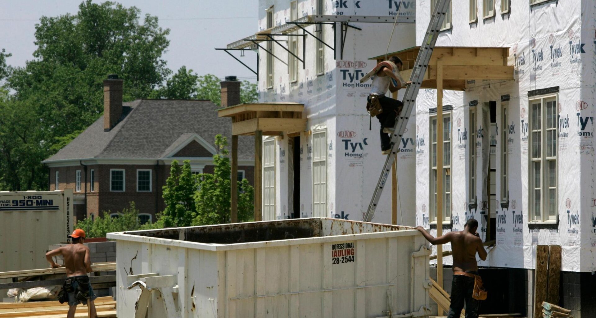 US home sales weaken to slowest pace in more than a year