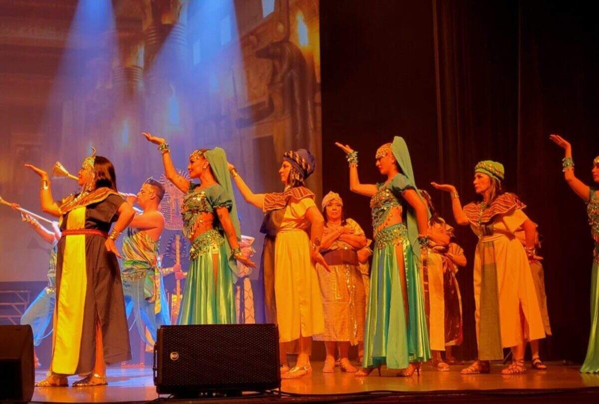 Members of the “Voices of Miami” chorus and Ballet Caro Dance in “La Corte de Faraón.” At a performance in May , the audience joined the chorus during the “Babylonian Song.”