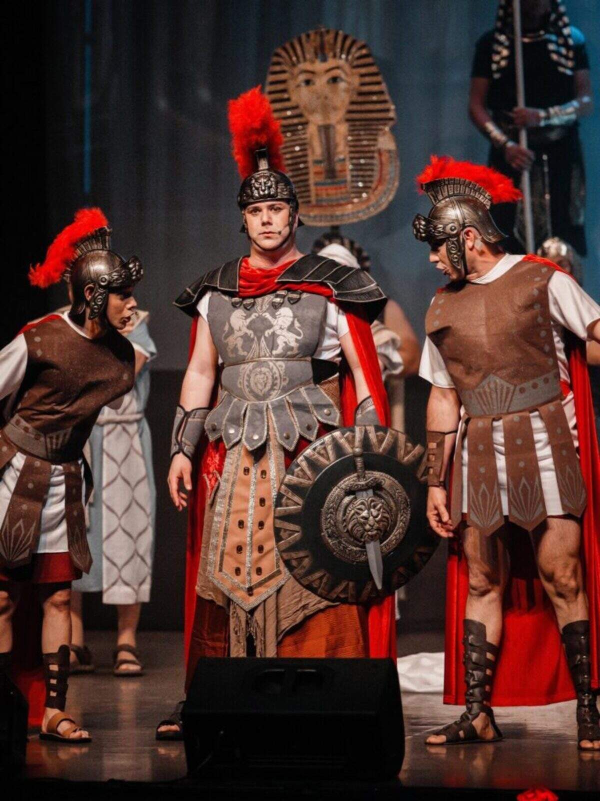 Samuel Rodríguez as Soldado Seti, left, Eduardo Arteche as General Putifar, center, and Jorge Carlos Arencibia as Soldado Selhá in “La Corte de Faraón.”