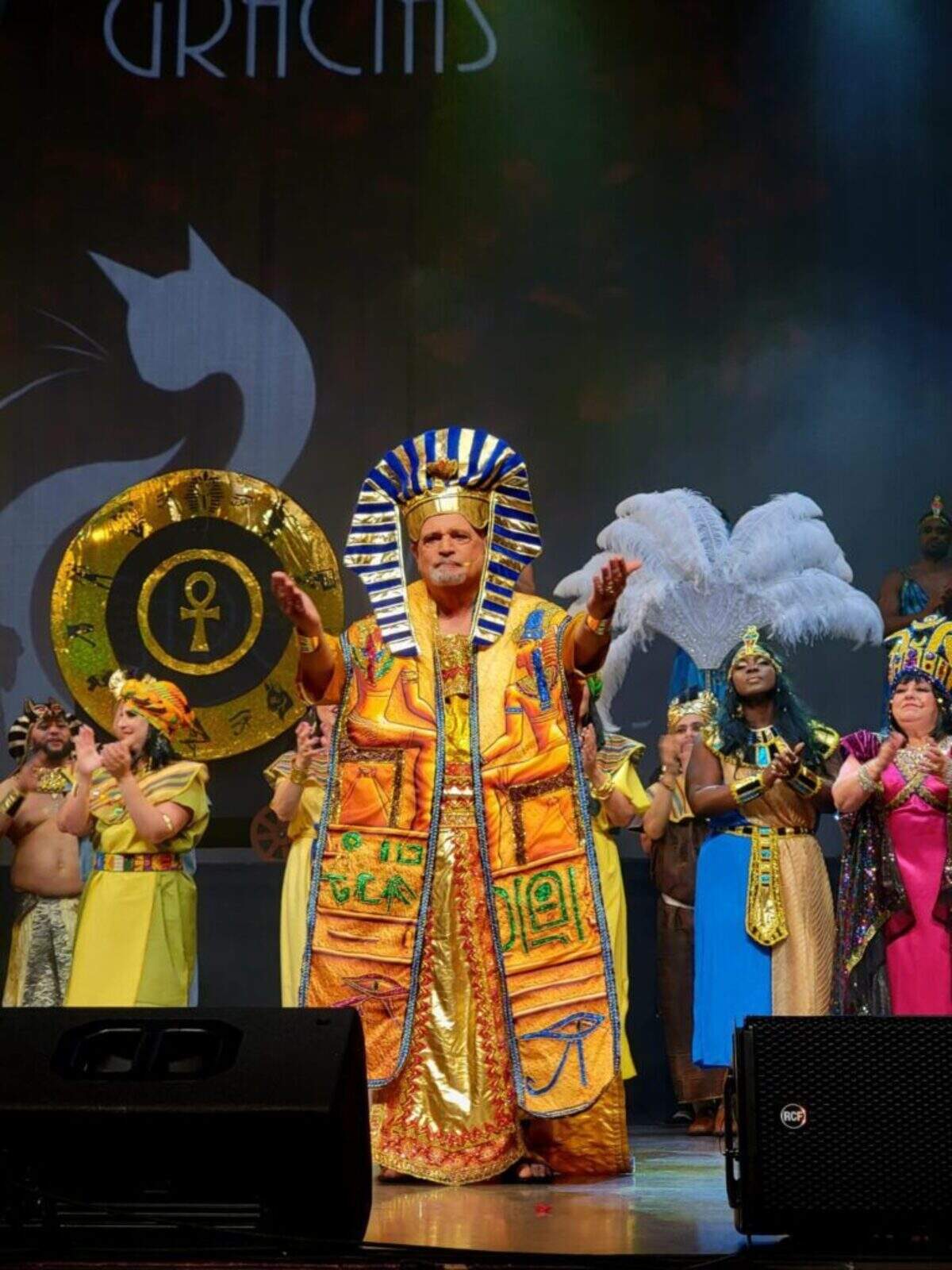 José Luis Bahamonde as Faraón and Alicia Lora Salgado as Reina, surrounded by members of the “Voices of Miami” chorus in “La Corte de Faraón.” “The key is to take the character seriously,” Bahamonde says. “The humor comes from the situation itself.”