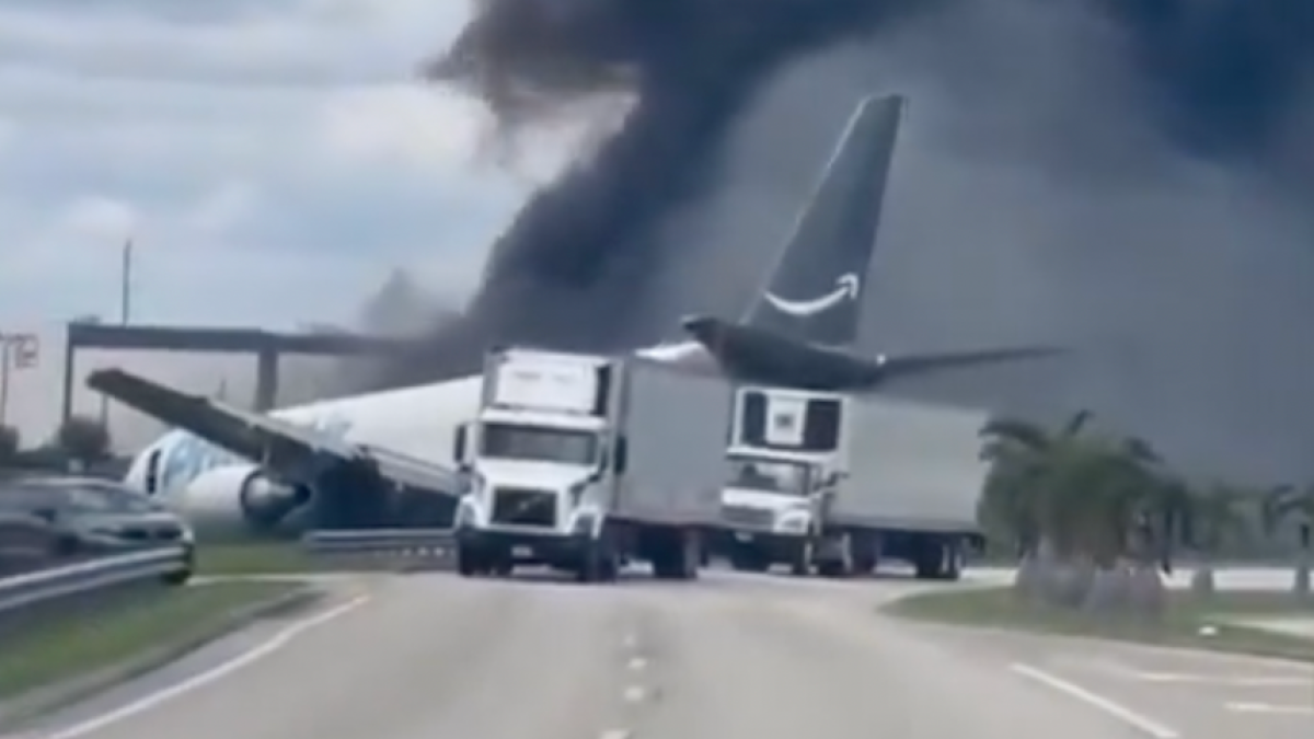 Amazon Prime plane overruns runway at Miami Airport | Newsfeed