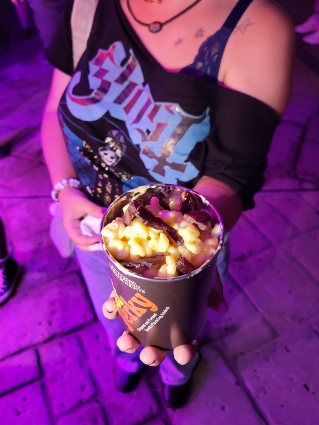 El's Battery Jerky draws its inspiration from Stranger Things, Season 5. A themed can recharges Halloween Horror Nights goers with mac and cheese and battery-sized hunks of beef jerky. There's garlic bread at the bottom. (Photo courtesy Lisa Wilk/TasteCookSip.com)