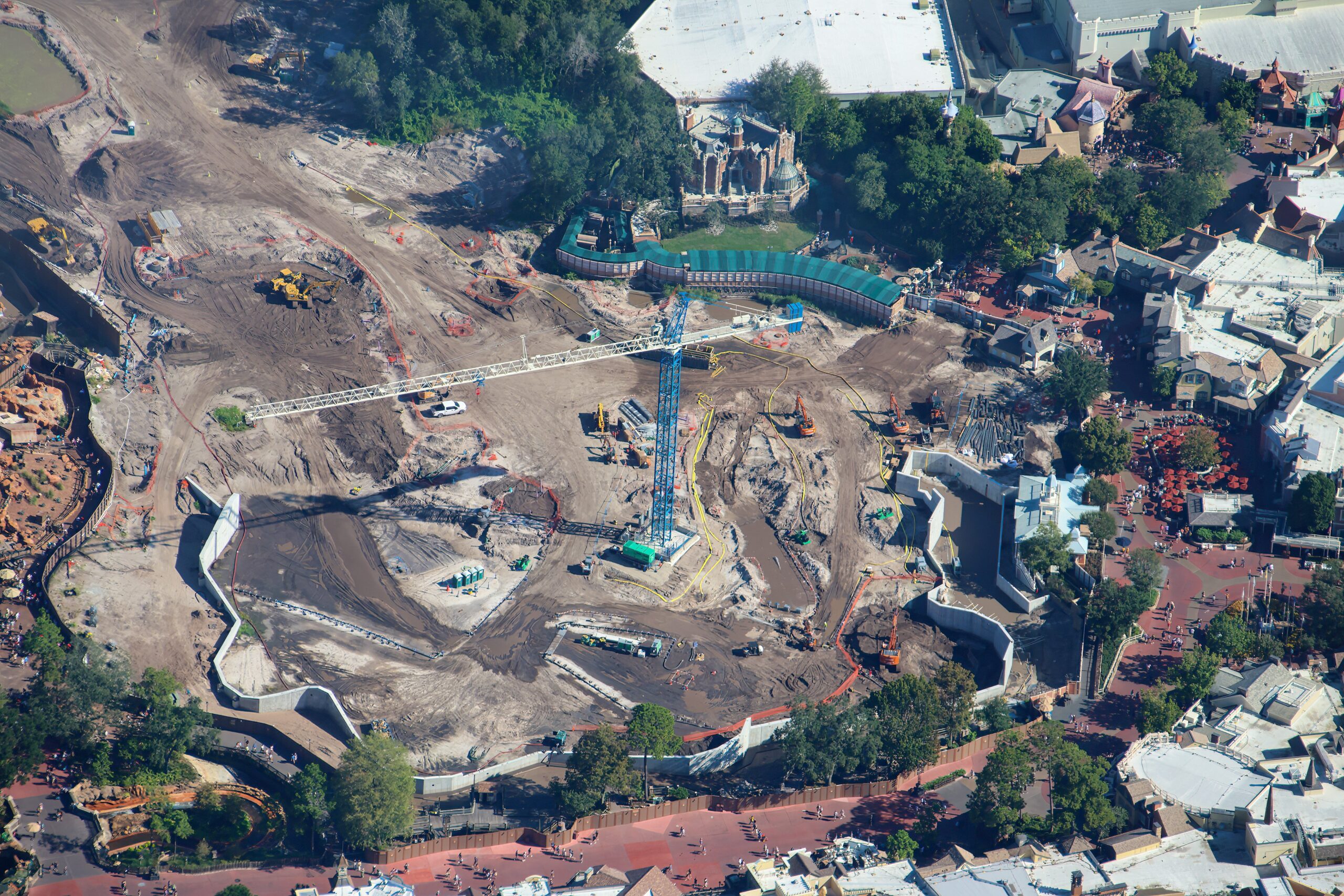 The enormous construction zone for Piston Peak National Park and Villains Land now stretches from the former Rivers of America far into the backstage areas of Magic Kingdom.