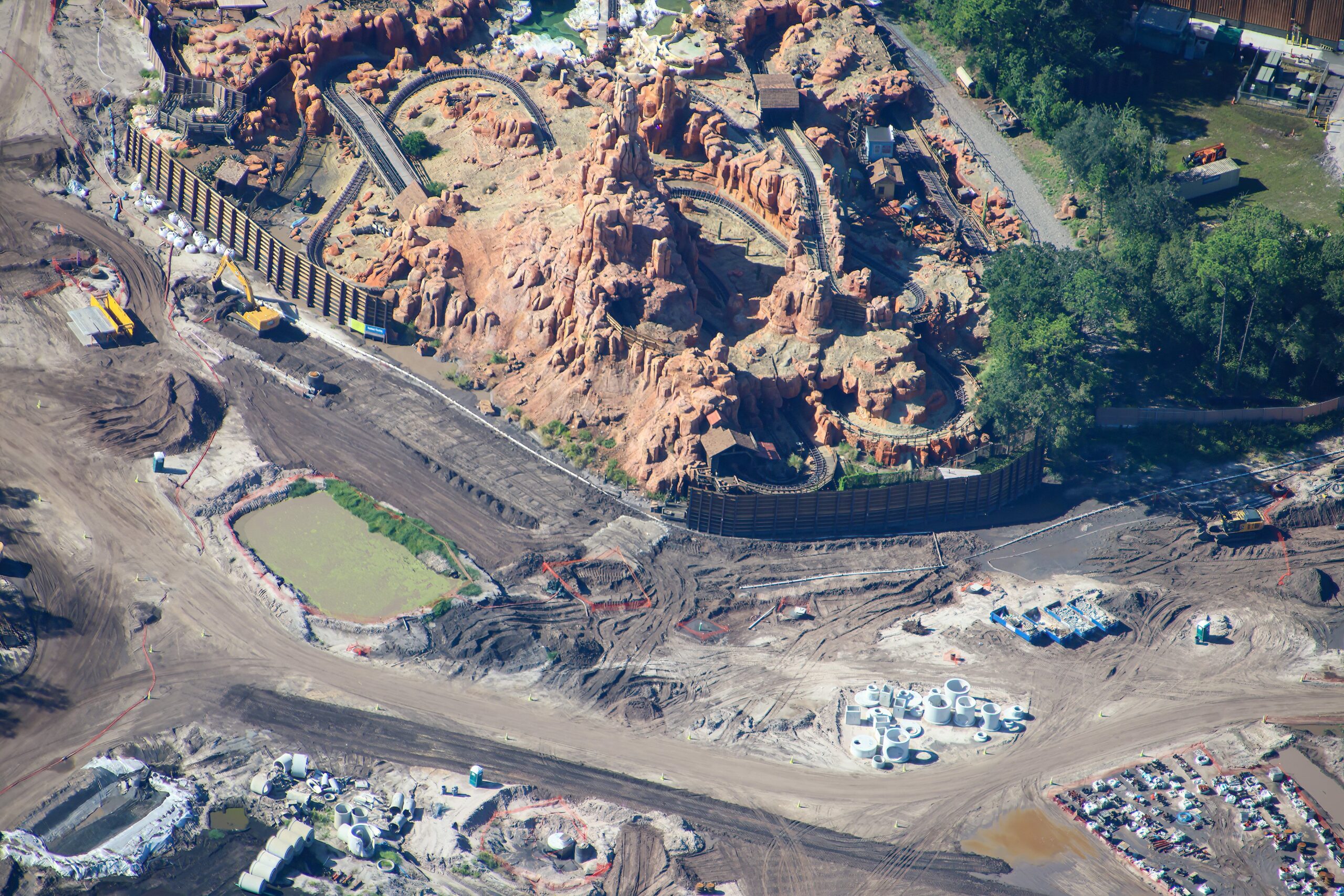 The enormous construction zone for Piston Peak National Park and Villains Land now stretches from the former Rivers of America far into the backstage areas of Magic Kingdom.
