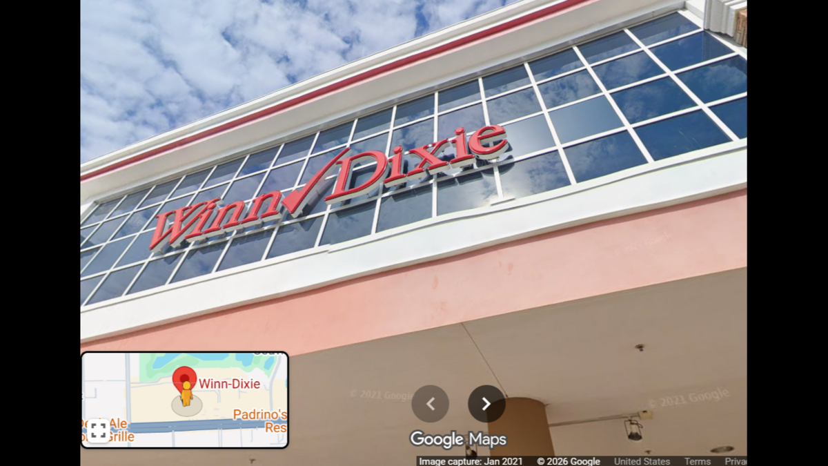 Running roach, poor food safety at Winn-Dixie north of Miami