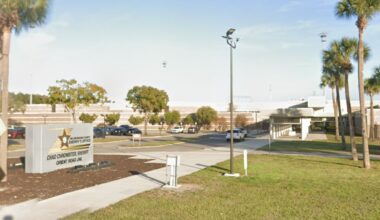 Man being held in Hillsborough jail dies in hospital, deputies say