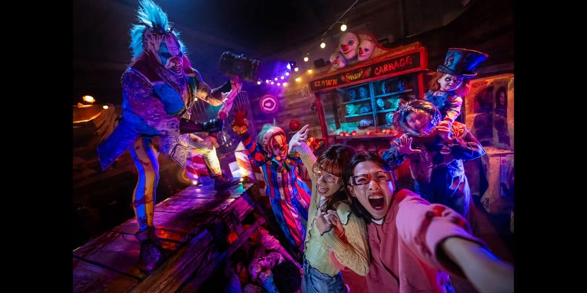people run at Universal Japan's HHN