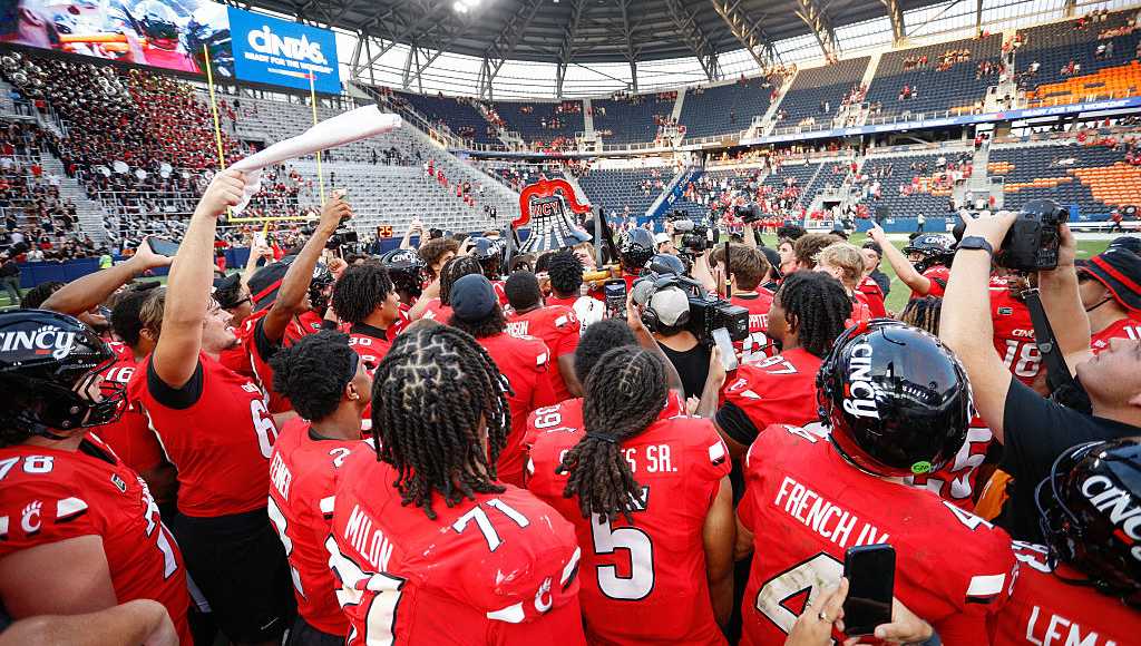 Cincinnati rallies from 21-point halftime deficit to defeat Miami 35-31 on Tabb’s TD run