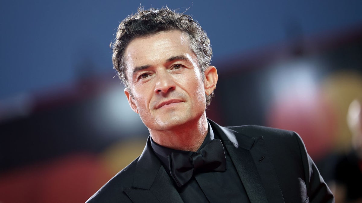 Orlando Bloom flaunts his rock-solid abs during family getaway