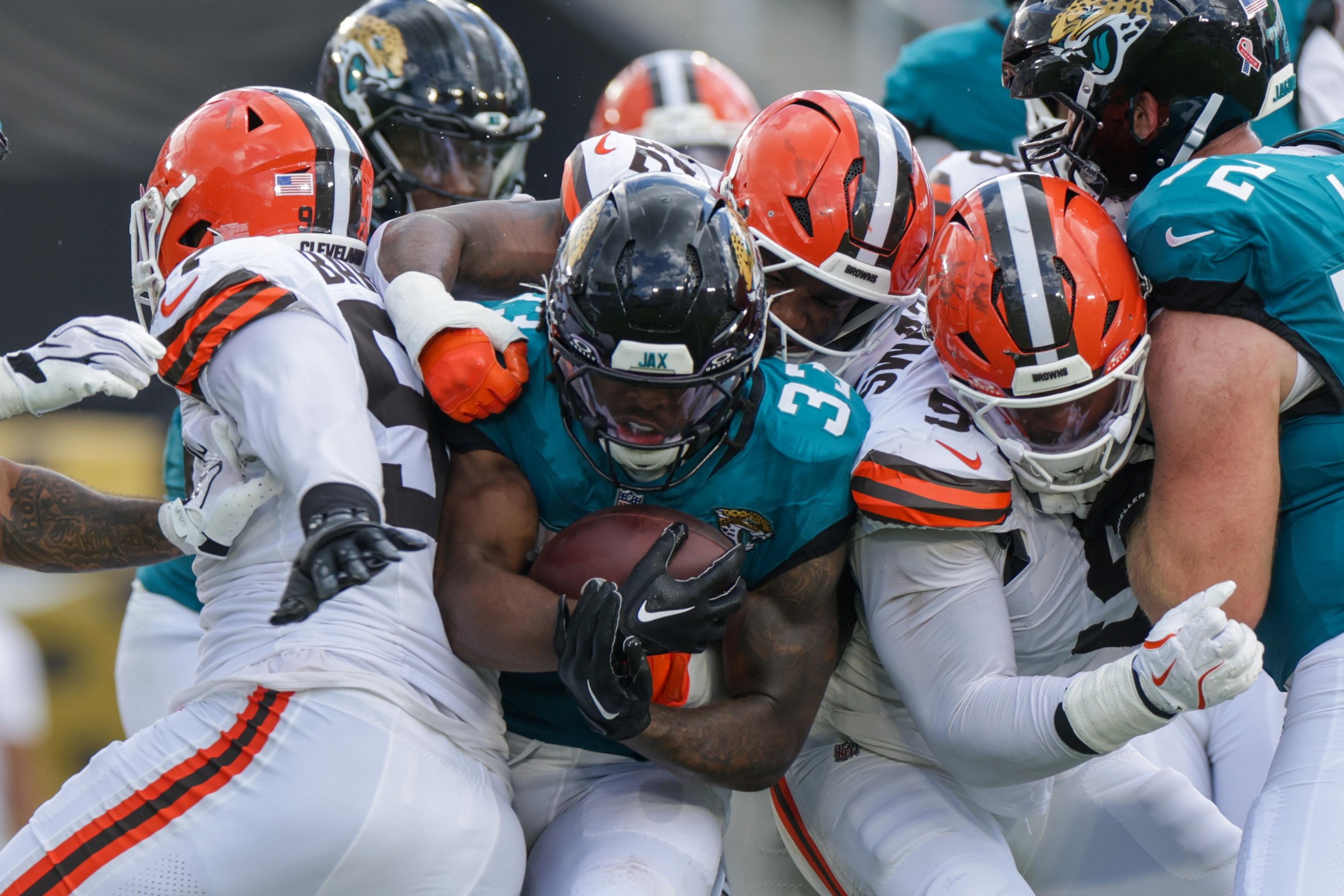 JACKSONVILLE, FL - SEPTEMBER 13: Bhayshul Tuten #33 of the Jacksonville Jaguars runs with the ball during the game between the Jacksonville Jaguars and the Cleveland Browns on September 13, 2026 at EverBank Stadium in Jacksonville, Fl. (Photo by David Rosenblum/Icon Sportswire via Getty Images)