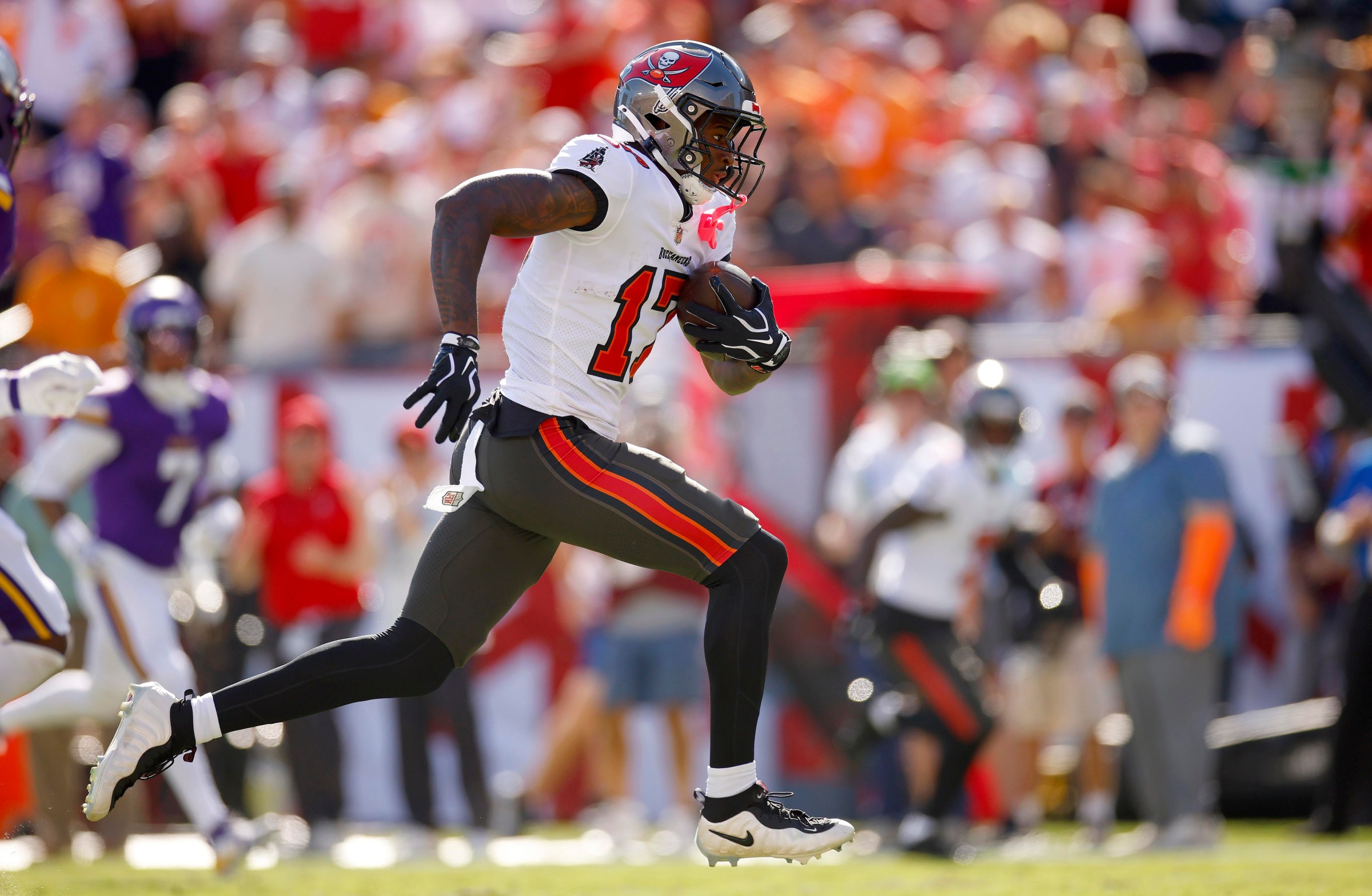 TAMPA, FLORIDA - SEPTEMBER 27: Ted Hurst III #17 of the Tampa Bay Buccaneers runs for a touchdown in the first half during the game against the Minnesota Vikings at Raymond James Stadium on September 27, 2026 in Tampa, Florida. (Photo by Mike Ehrmann/Getty Images)