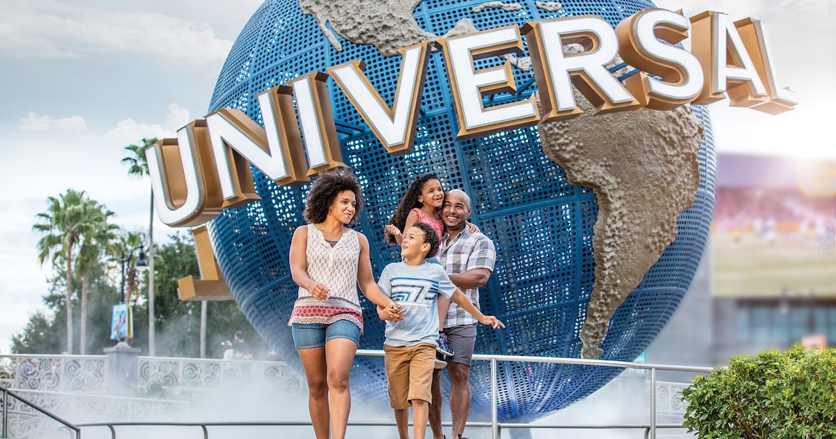 Joey Fatone opens Fat One's Hot Dogs at Universal Orlando