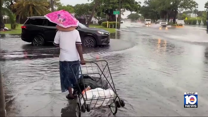 Heavy rain brings flooding, difficult travel to Fort Lauderdale