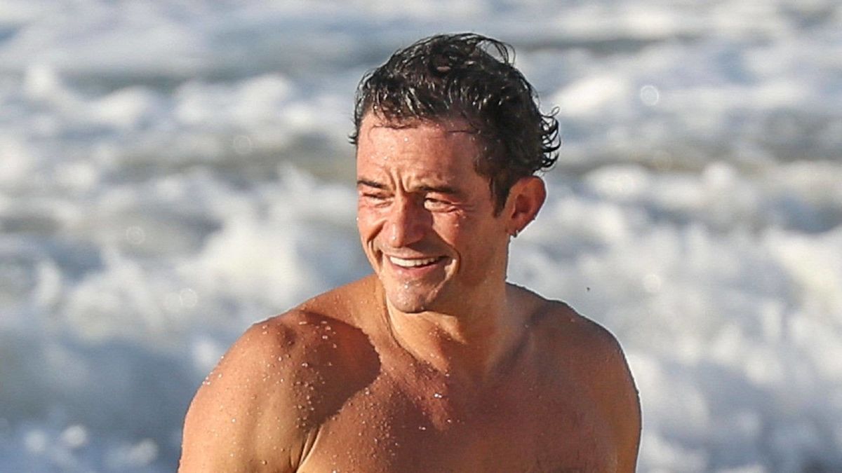 Shirtless Orlando Bloom is ripped in James Bond-worthy beach appearance
