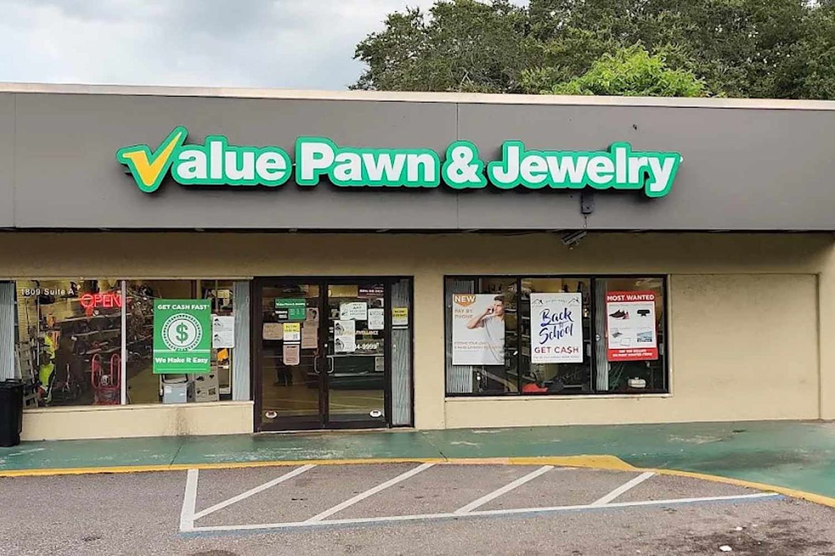 First-Time Dad Delivers Partner’s Breech Baby Girl in Florida Pawn Shop Parking Lot When She Came Unexpectedly Early