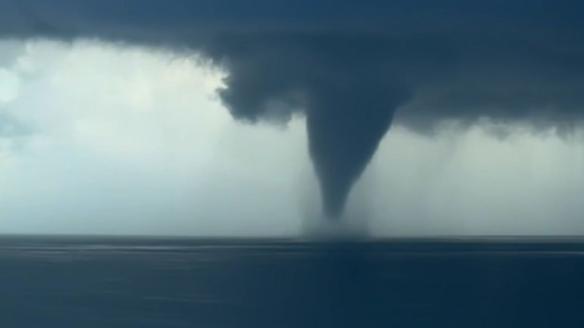 Waterspout spotted off Florida beach
