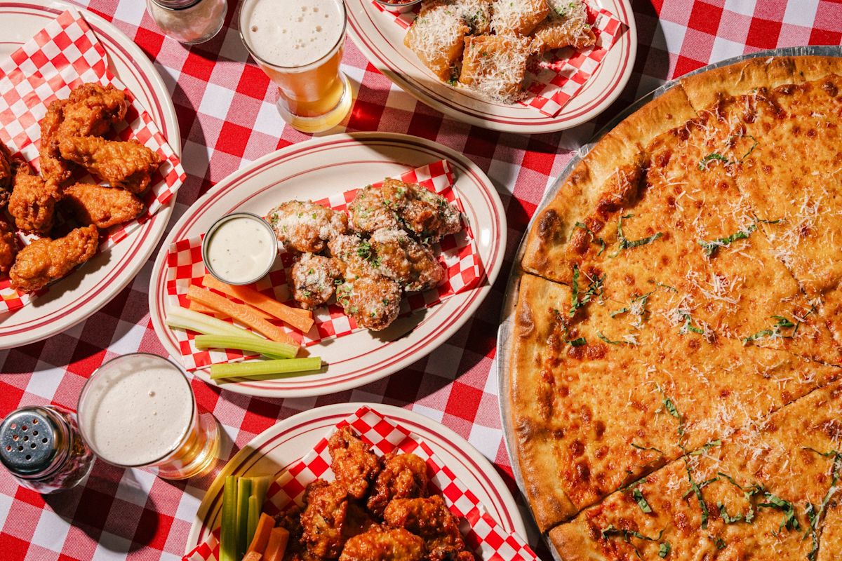Frankie’s brings a ’90s-inspired pizzeria to St. Pete Beach