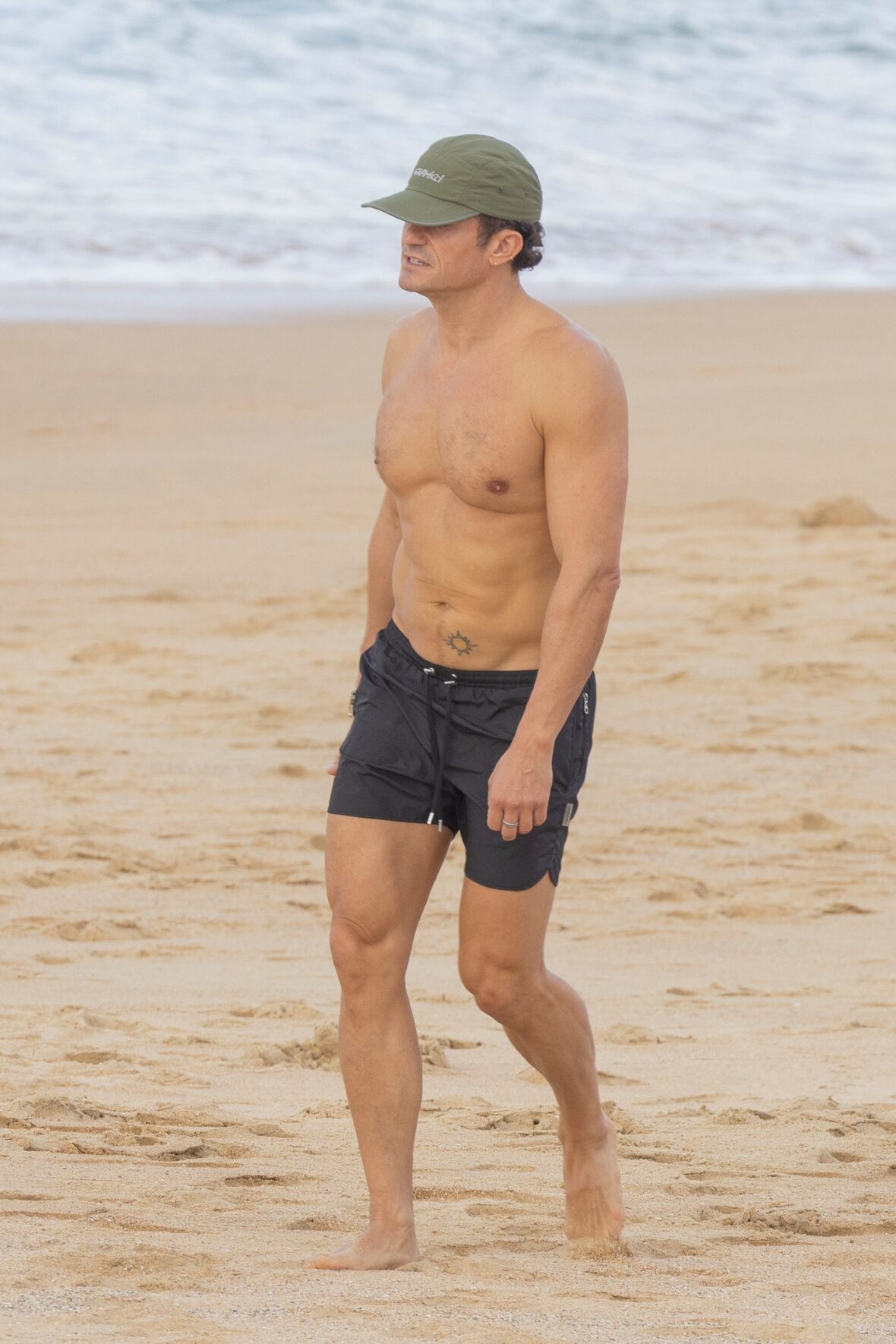 Orlando Bloom shirtless in Spain