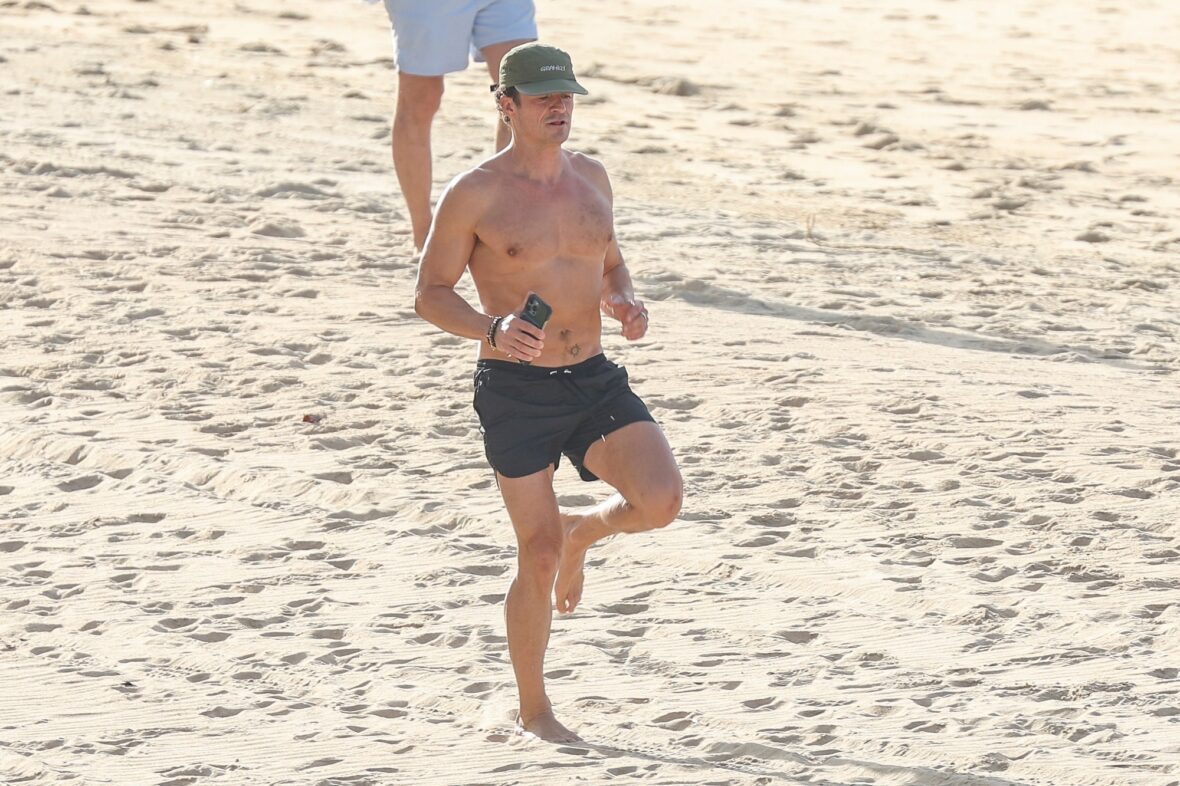 Orlando Bloom shirtless in Spain