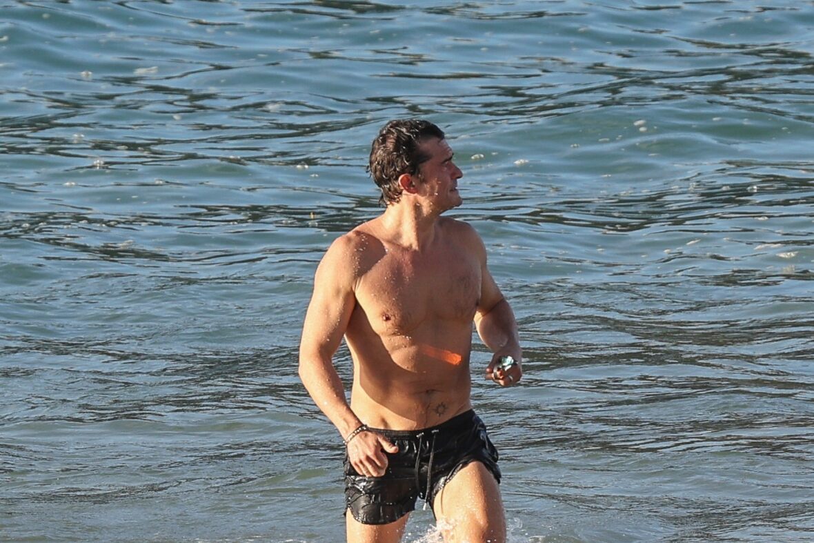 Orlando Bloom shirtless in Spain