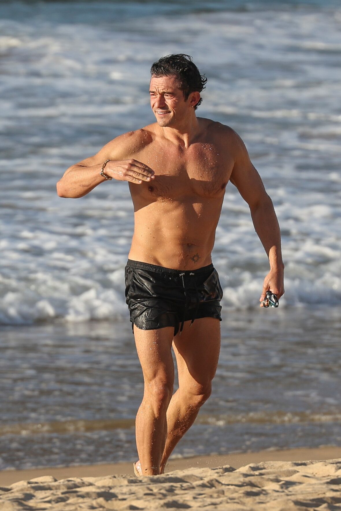 Orlando Bloom shirtless in Spain