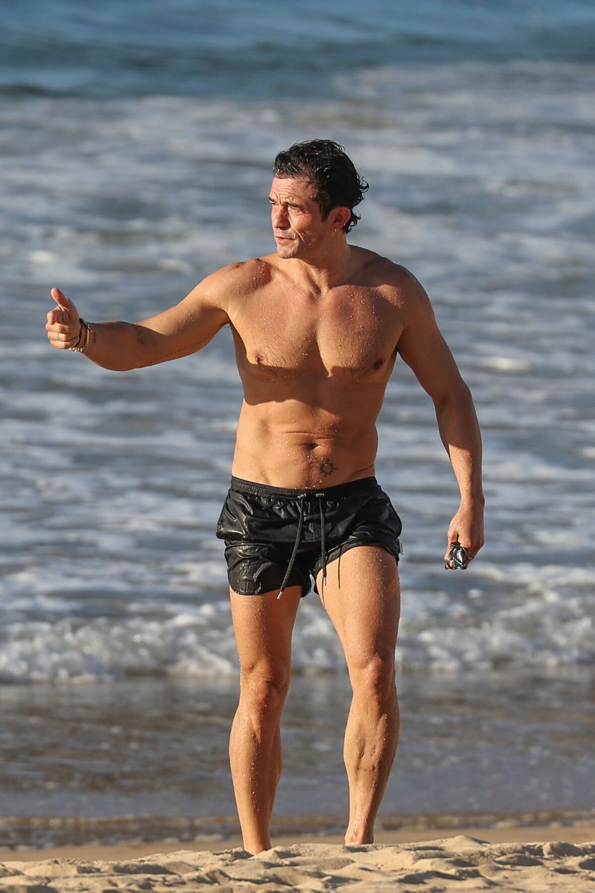 Orlando Bloom shirtless in Spain