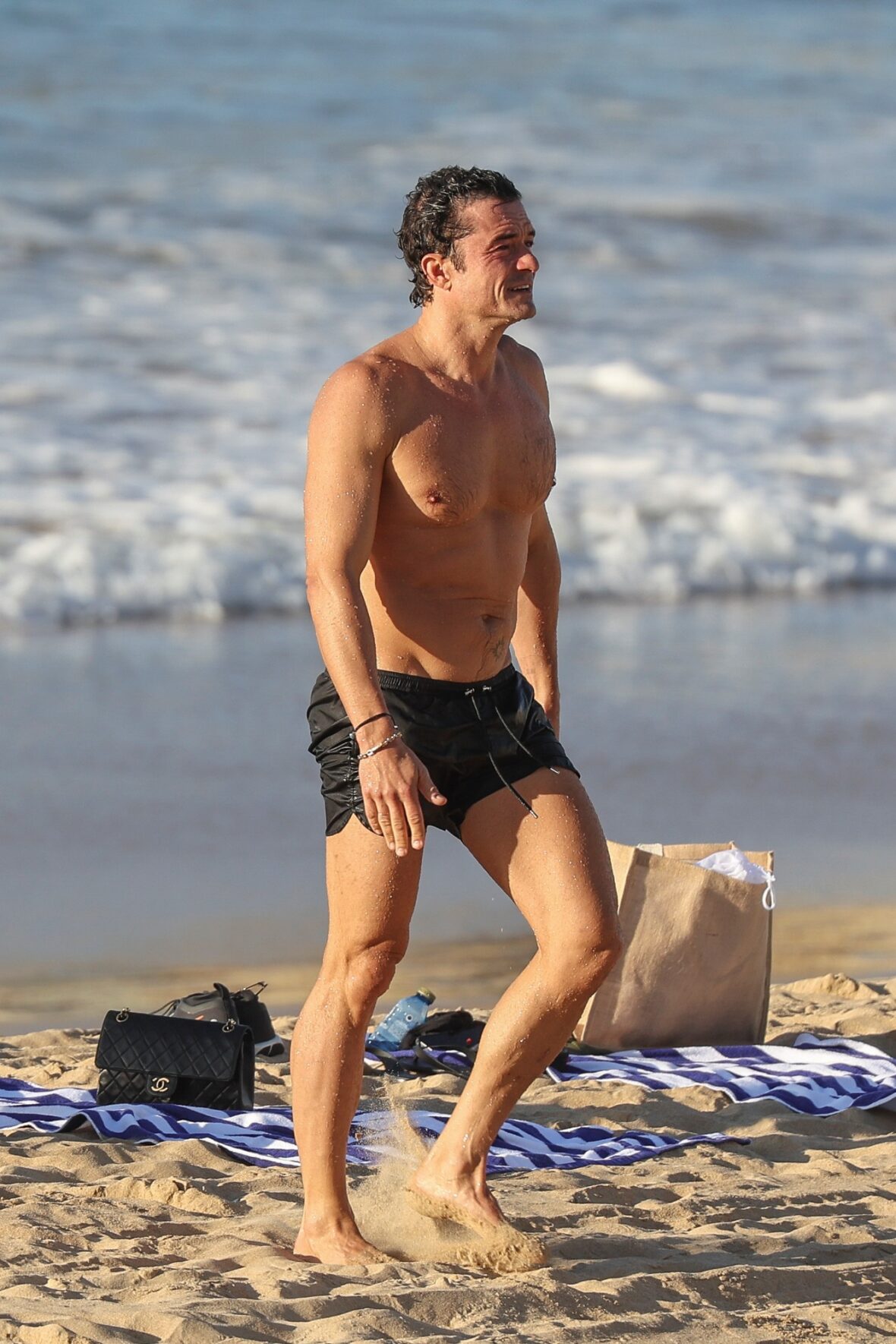 Orlando Bloom shirtless in Spain