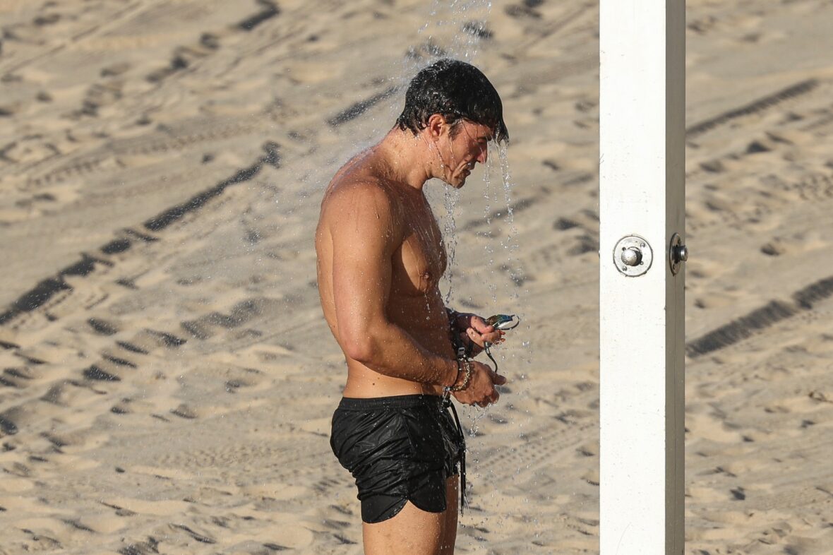 Orlando Bloom shirtless in Spain