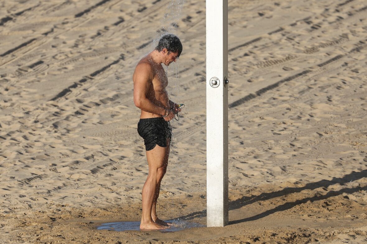 Orlando Bloom shirtless in Spain