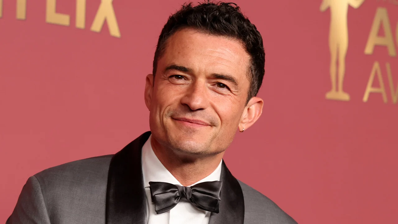 Orlando Bloom Shows Off His Fit Physique During Beach Day in Spain | Just Jared