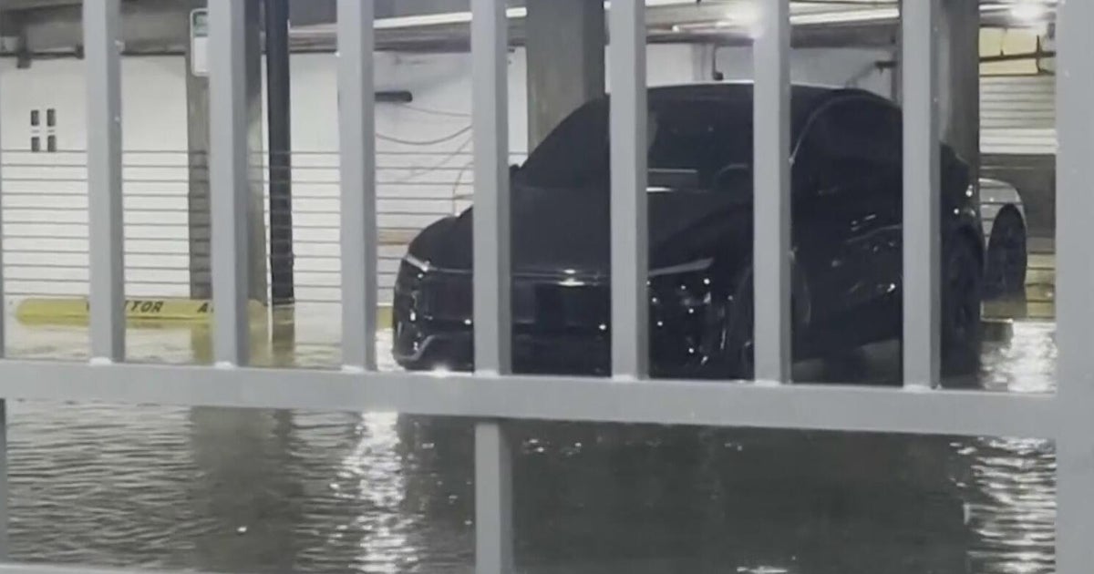 Broward County flooding strands vehicles, forces pedestrians to wade through Fort Lauderdale