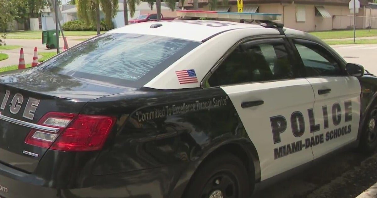 Former Miami-Dade teacher showed student a naked photo of himself, then pornographic images, report says