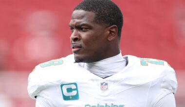 Dolphins' De'Von Achane suffers knee injury vs. Chiefs