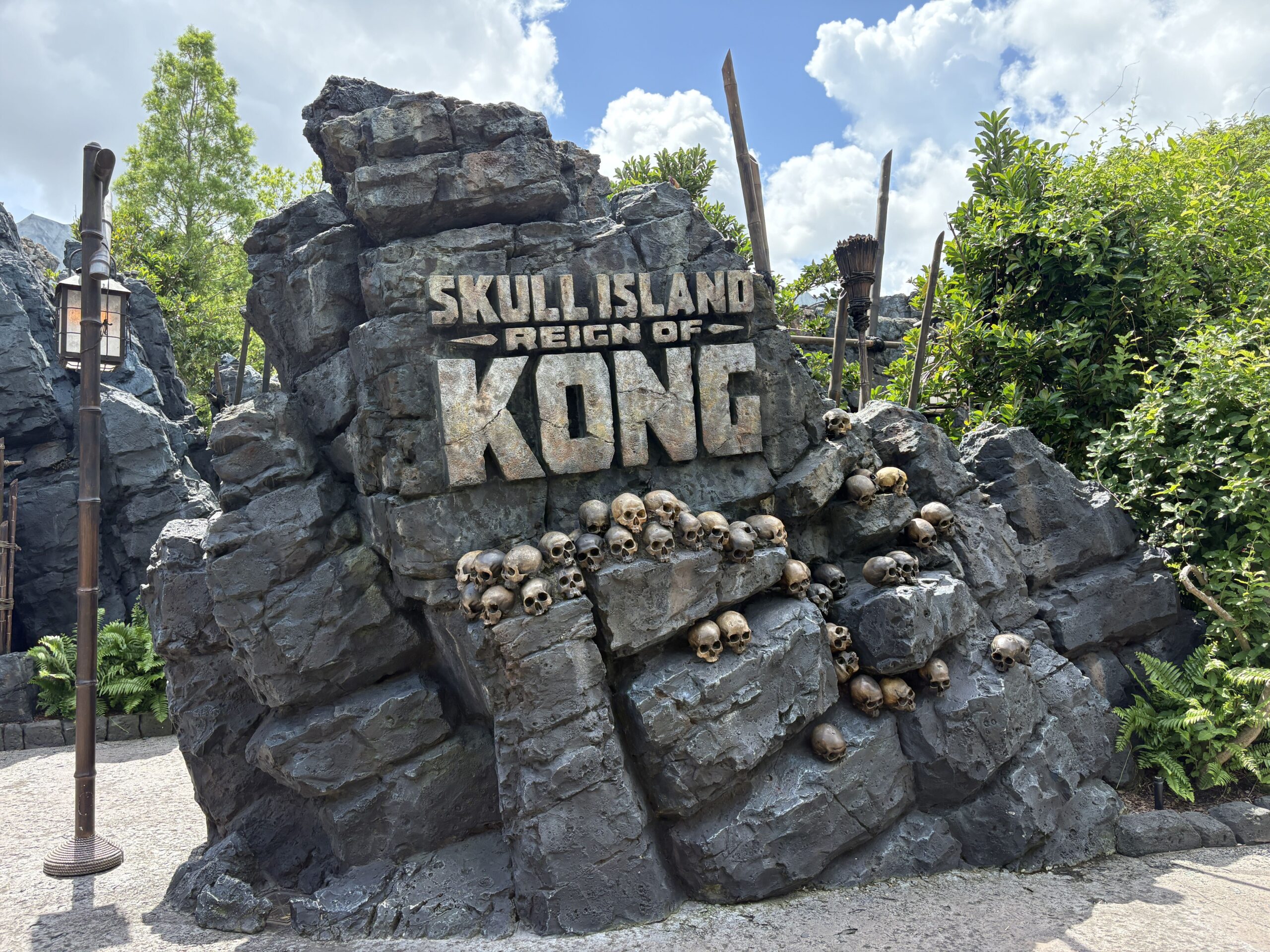 Skull Island Reign of Kong Running with Black Scrim Instead of Large Ape Animatronic