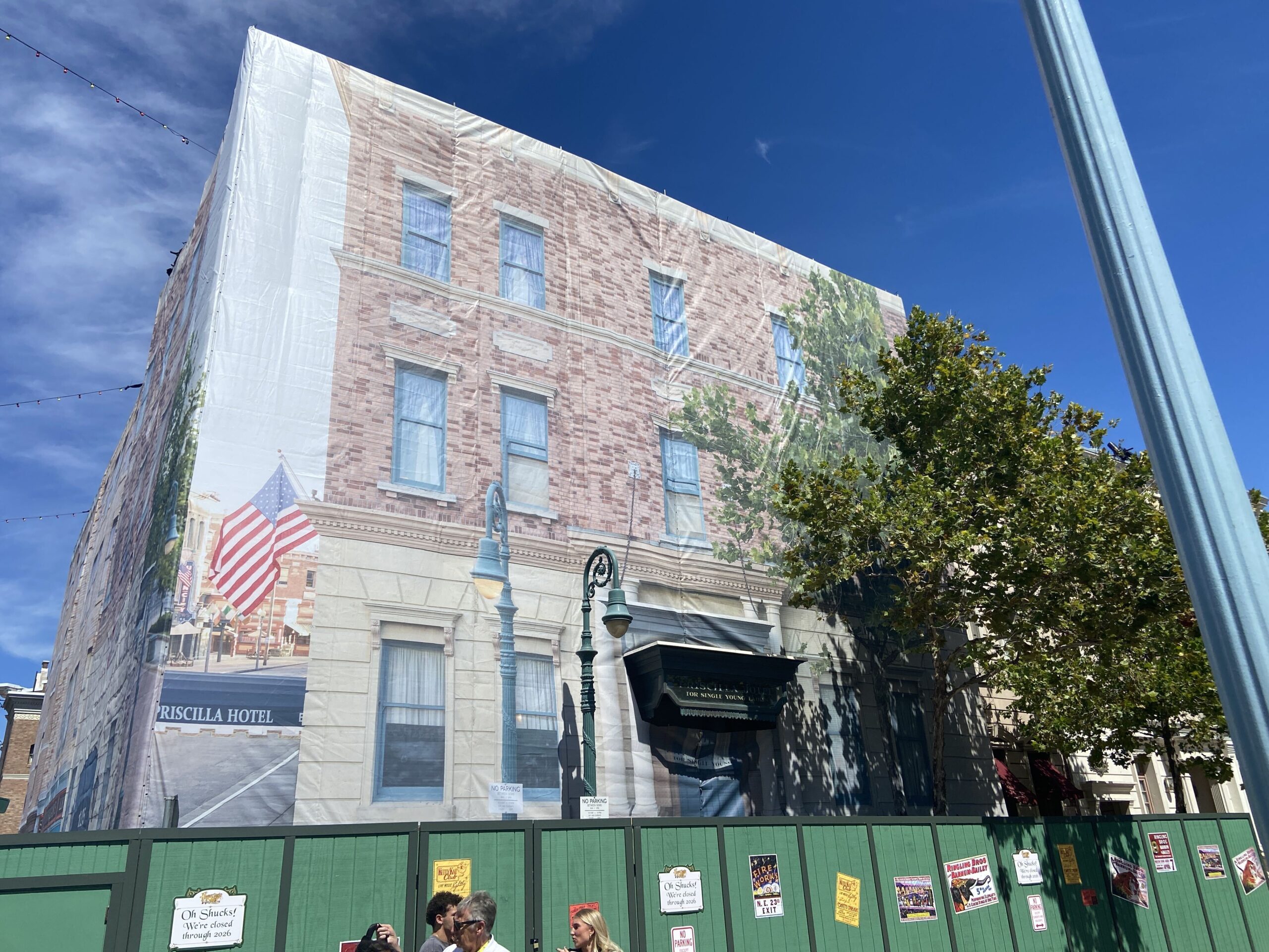 The Priscilla Hotel facade at Universal Studios Florida now has printed themed scrim, offering a slightly nicer view of the building for guests.