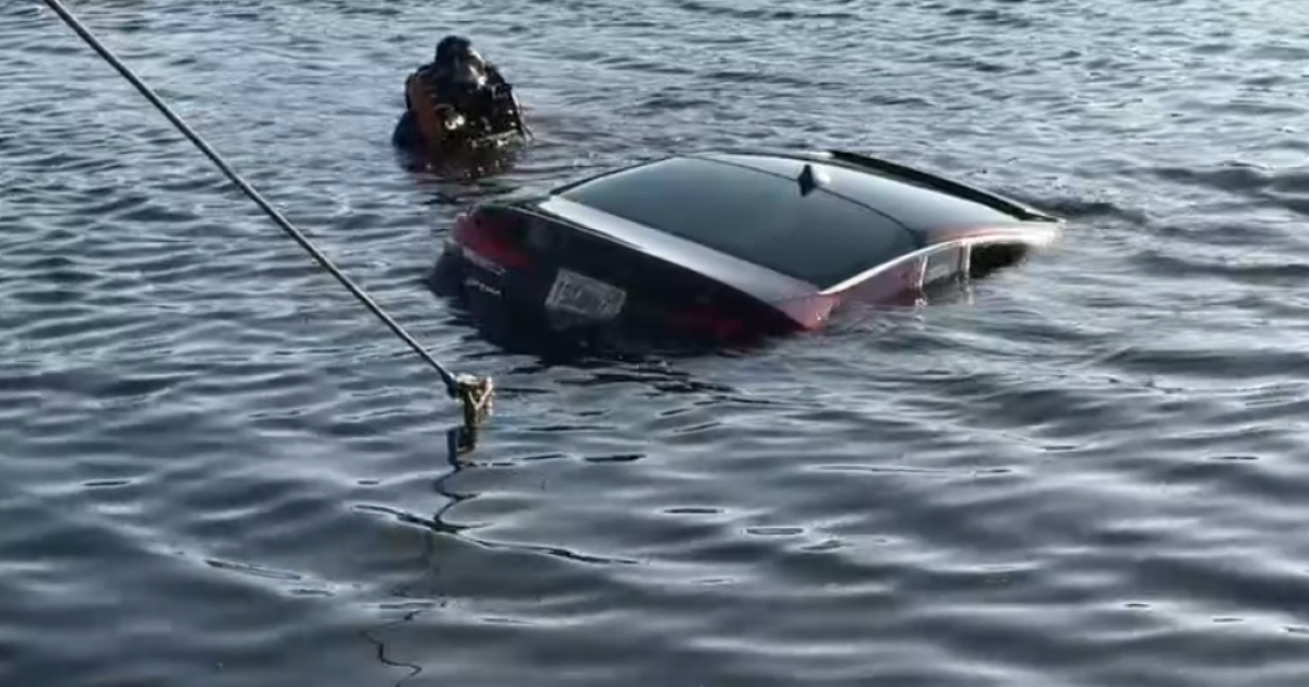 Owners of car found submerged in St. Pete can't say how vehicle got there: SPPD