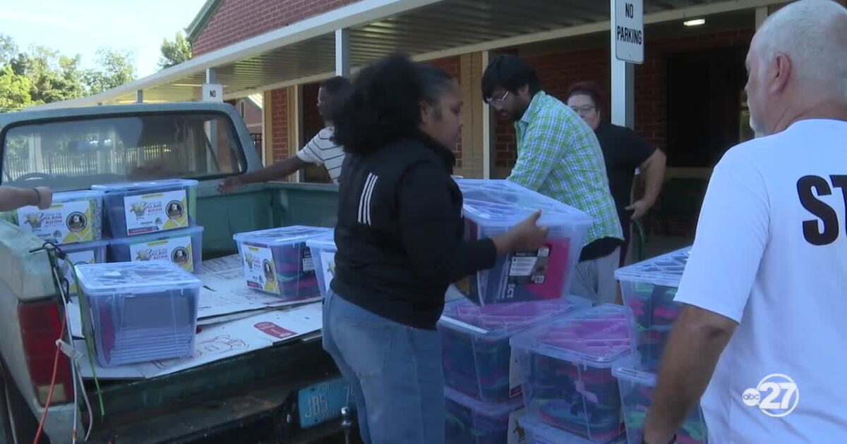 Community donates $4,000 in school supplies to Bond Elementary