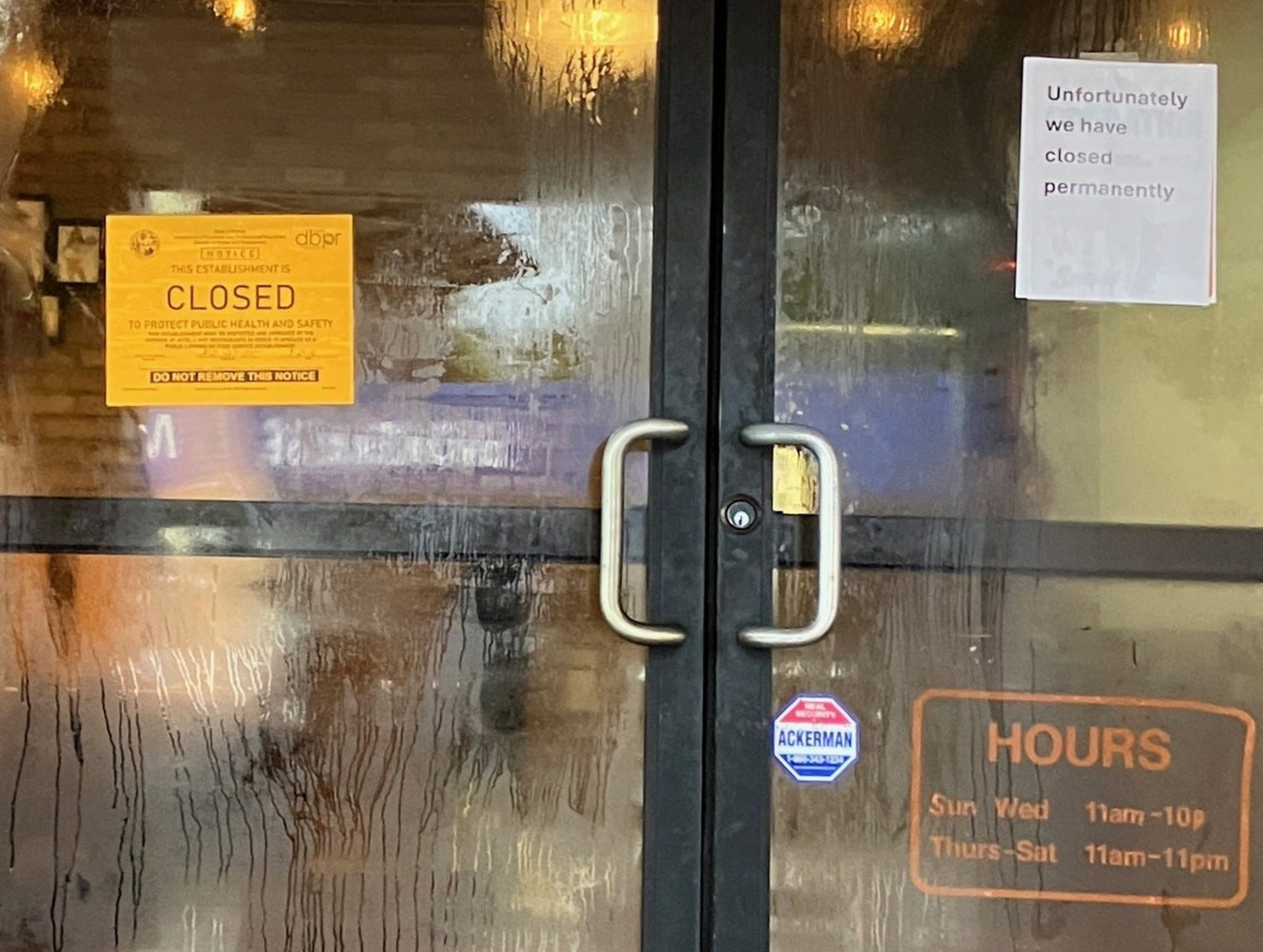 A sign on the door of Jacksonville's last remaining Hooters location at 8938 San Jose Blvd. on Oct. 3 announces the restaurant's permanent closure. A second sign, at left, announced the restaurant's temporary closure following a state restaurant inspector's visit earlier in the week.
