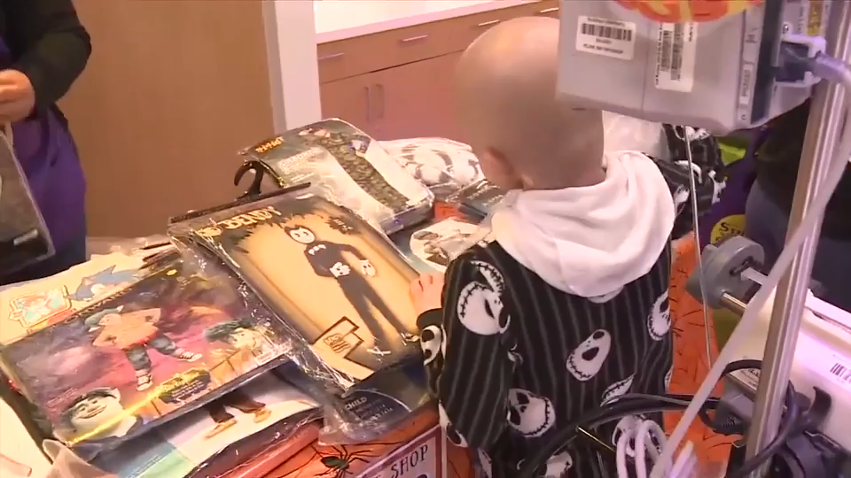 Nicklaus Children’s Hospital patients pick out Halloween costumes with help from Spirit Halloween - WSVN 7News | Miami News, Weather, Sports