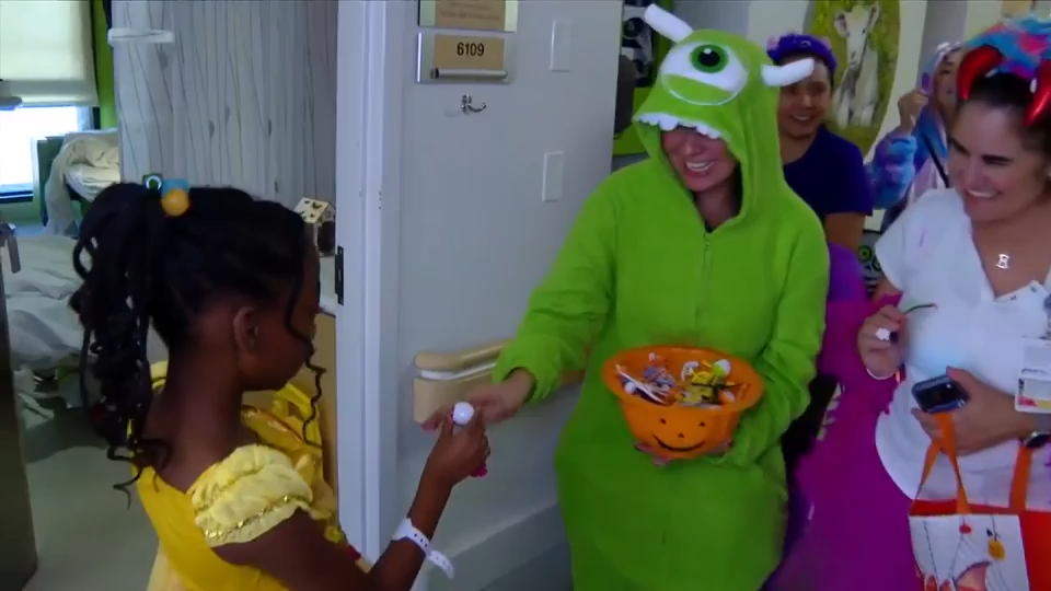 Holtz Children’s Hospital brings early Halloween treat for young patients - WSVN 7News | Miami News, Weather, Sports