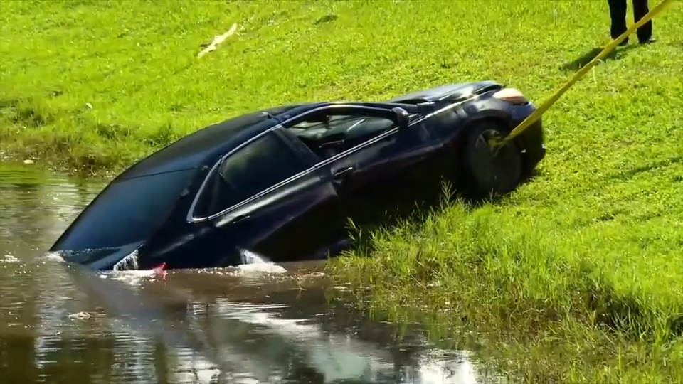 Good Samaritan uses life preserver to rescue driver trapped in lake after crash in Plantation - WSVN 7News | Miami News, Weather, Sports