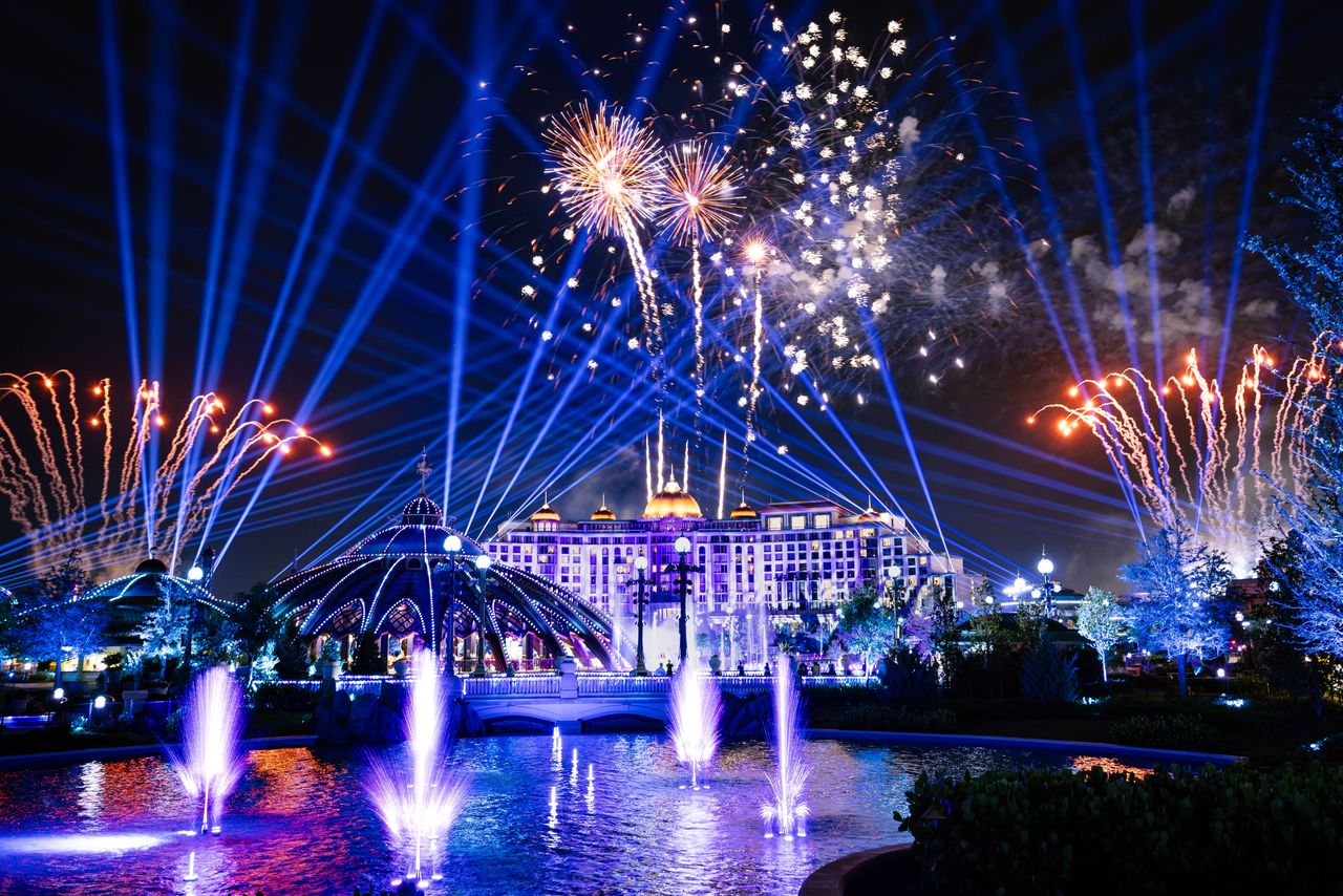 Fireworks Return to Celestial Goodnight Show Following Technical Issue at Epic Universe